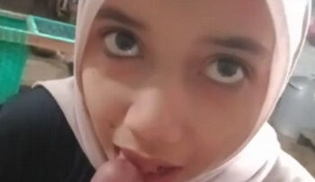 BU Giru HIJAB Ngemut Kontol Di Kantin