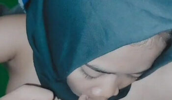 ADIK Hijab Penurut Di Ewe