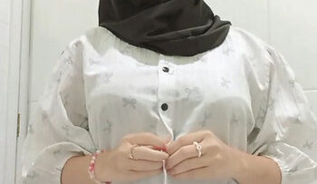 CEWEK HIJAB Kelewat Sange Ngocok Sendiri