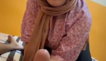 TANTE HIJAB Jilat Kontol Ponakan