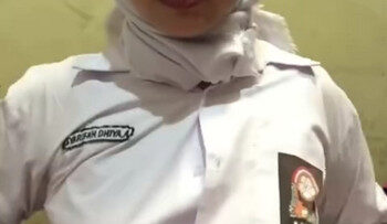 DHIYA Pelajar Hijab SUka Pamer.jpg