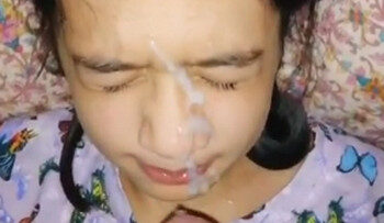 Disepong Ponakan Cantik Crot Muka.jpg
