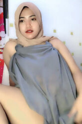 NETA Hijab Colok Memek Pakai Jari.jpg