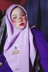 DAMIA Zahra Hijab Mahasiswi Ngocok Pakai Almamater.jpg